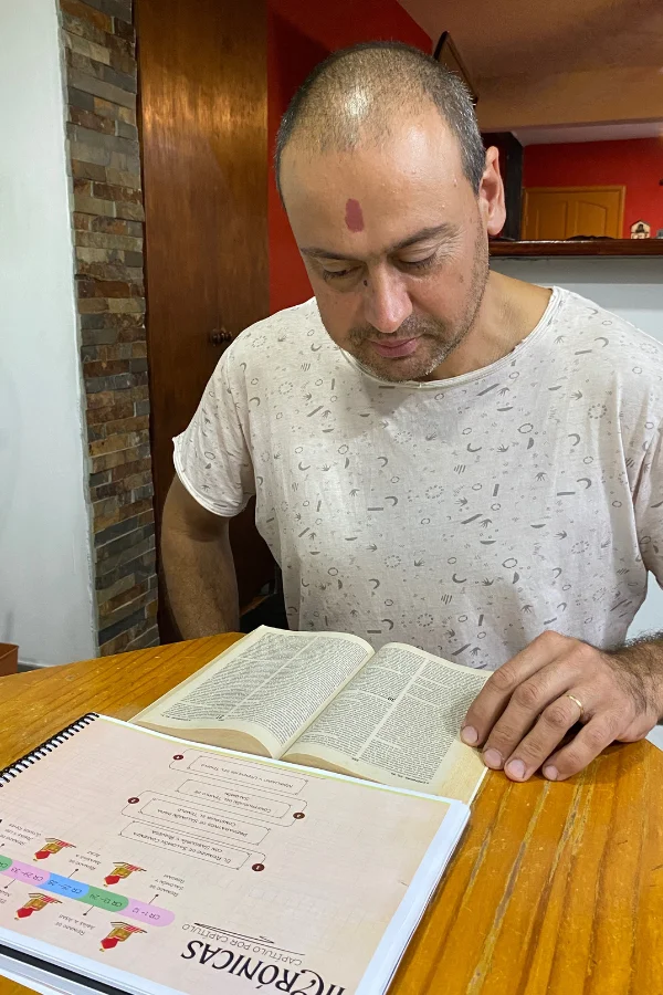 Ricardo usando el Mapa Bíblico