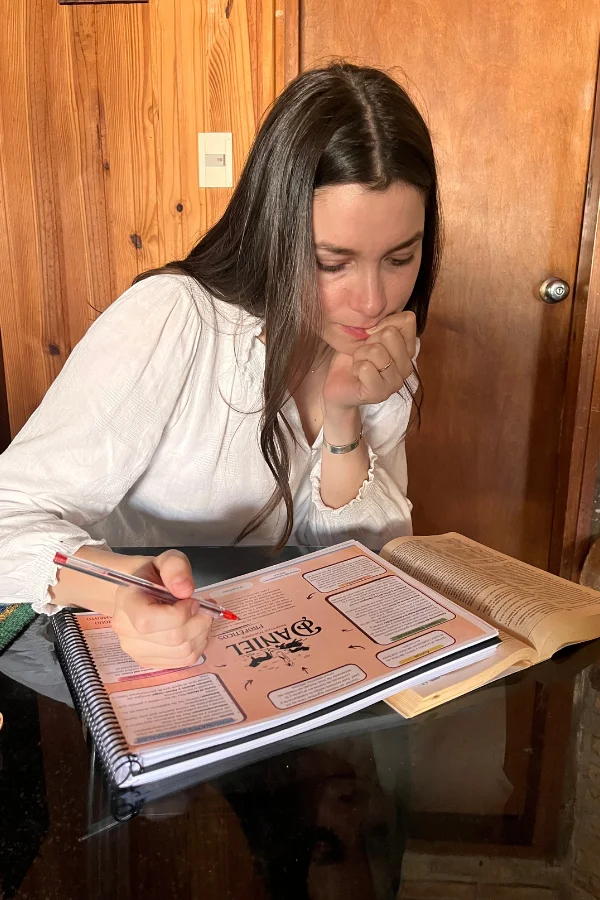 Claudia usando el Mapa Bíblico